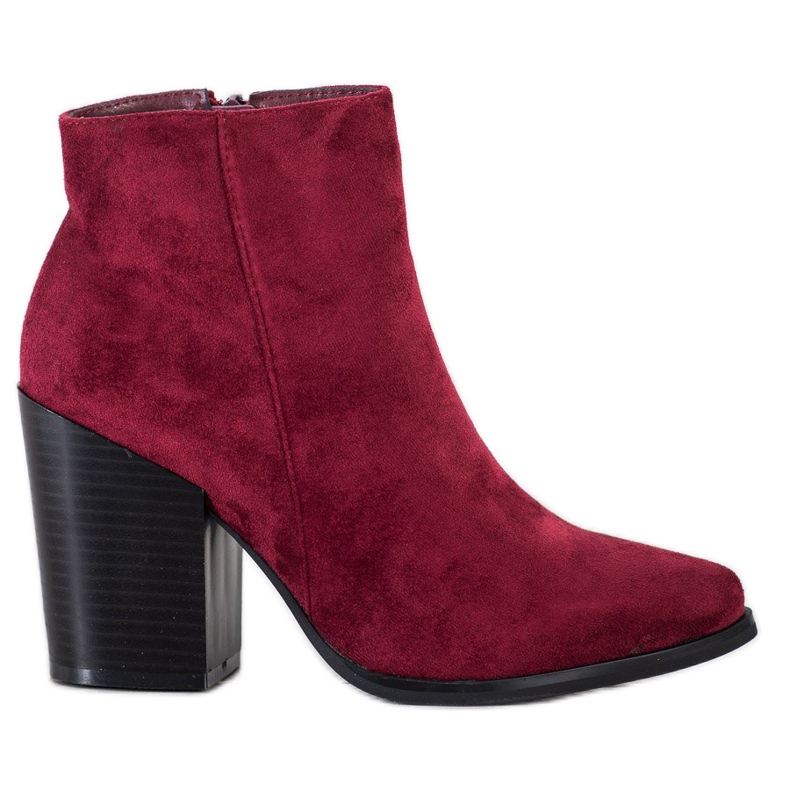 Marquiz Botas em um poste largo vermelho Marquiz Botas em um poste largo vermelho