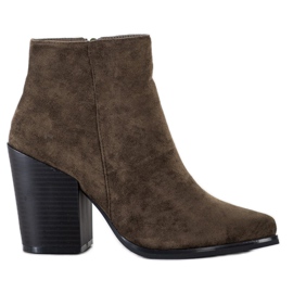 Marquiz Botas em um poste largo verde