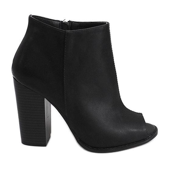 Botas abertas de Sarah Black em um post preto