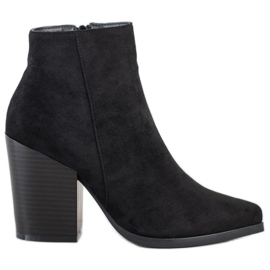 Super Me Botas pretas em um poste largo preto