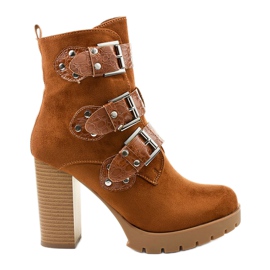 Botas de camurça marrom no poste de Lilybank