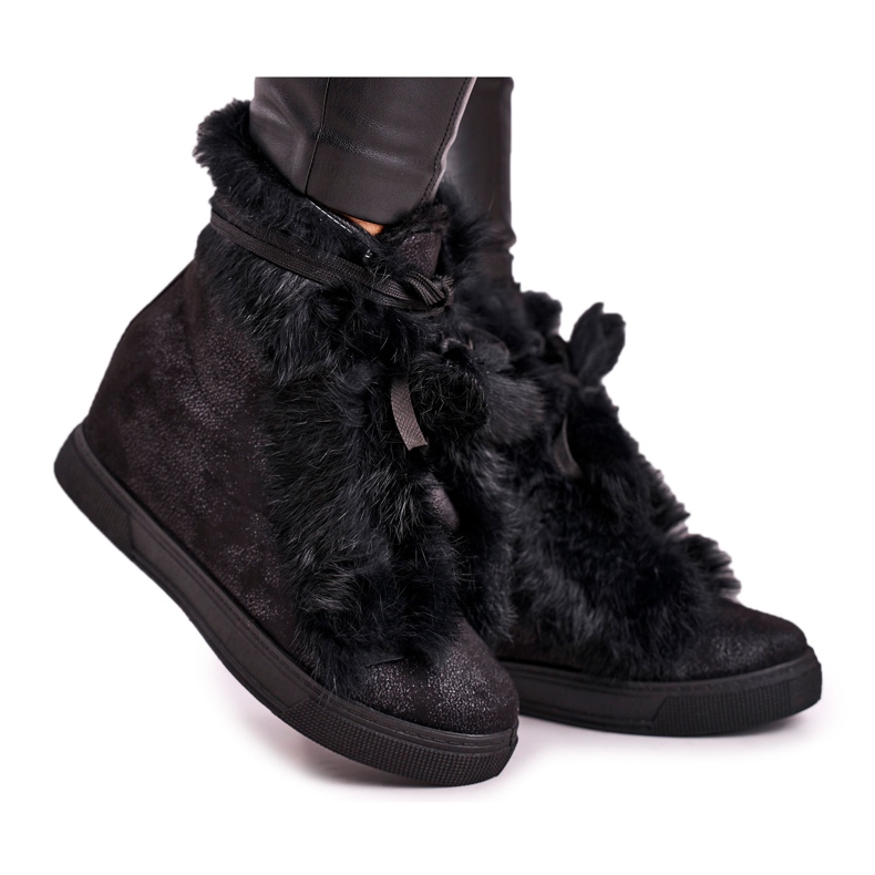 Tênis feminino de cunha preta com pelo preto bonito prata