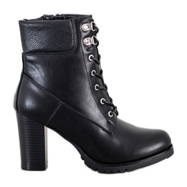 Queentina Botas amarradas em um poste preto