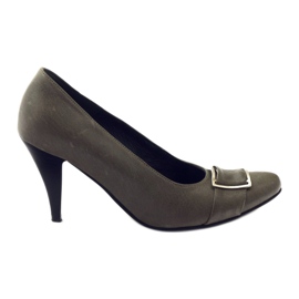 Bombas de couro cinza com um grampo de Korda prateado