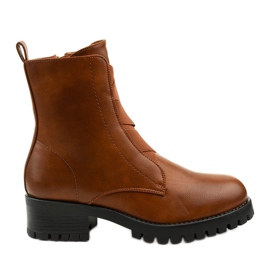 Botas marrons no poste de Chanhett isolado marrom