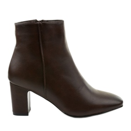 Botins de couro marrom ecológico no posto de Nilandaley castanho