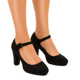 Sapatos de camurça preta no posto de Liayarus preto