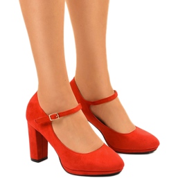 Sapatos de camurça vermelha no posto Neridan vermelho