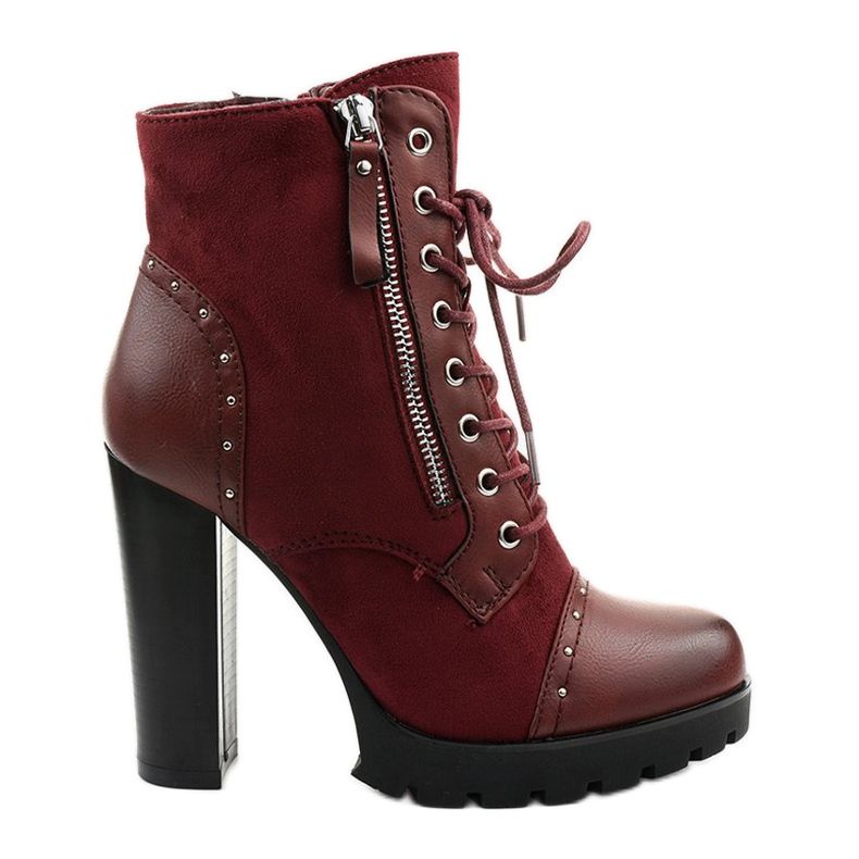 Botas cor de vinho no posto Holaxalim vermelho
