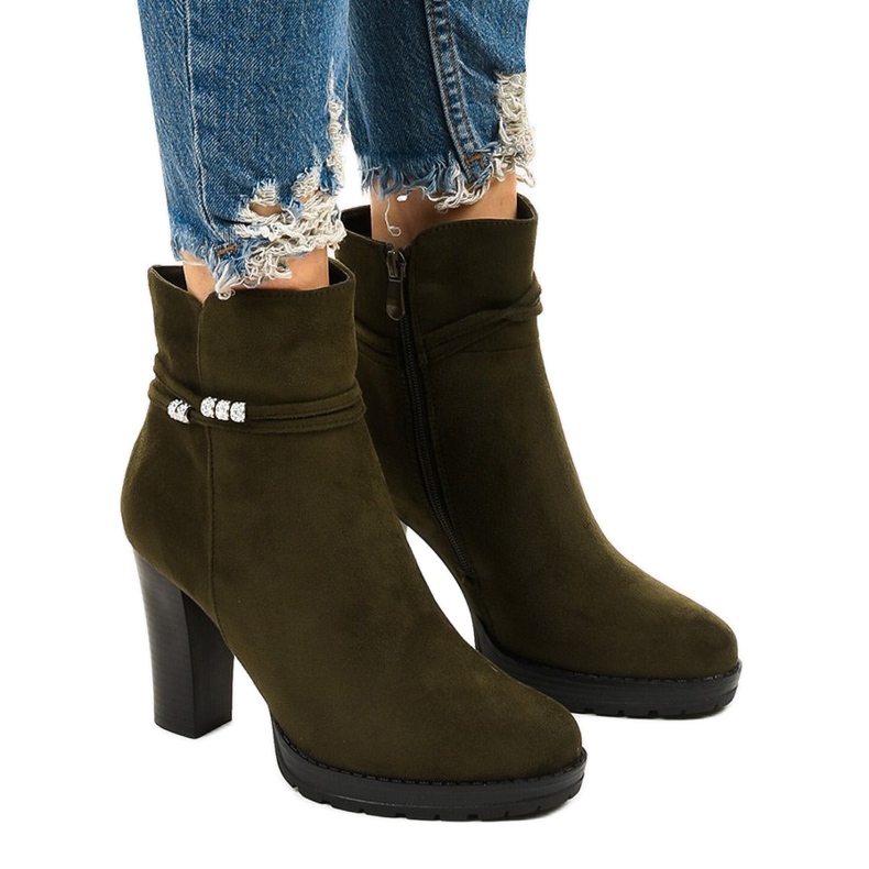 Botas de cano altas verdes no poste da Vabella