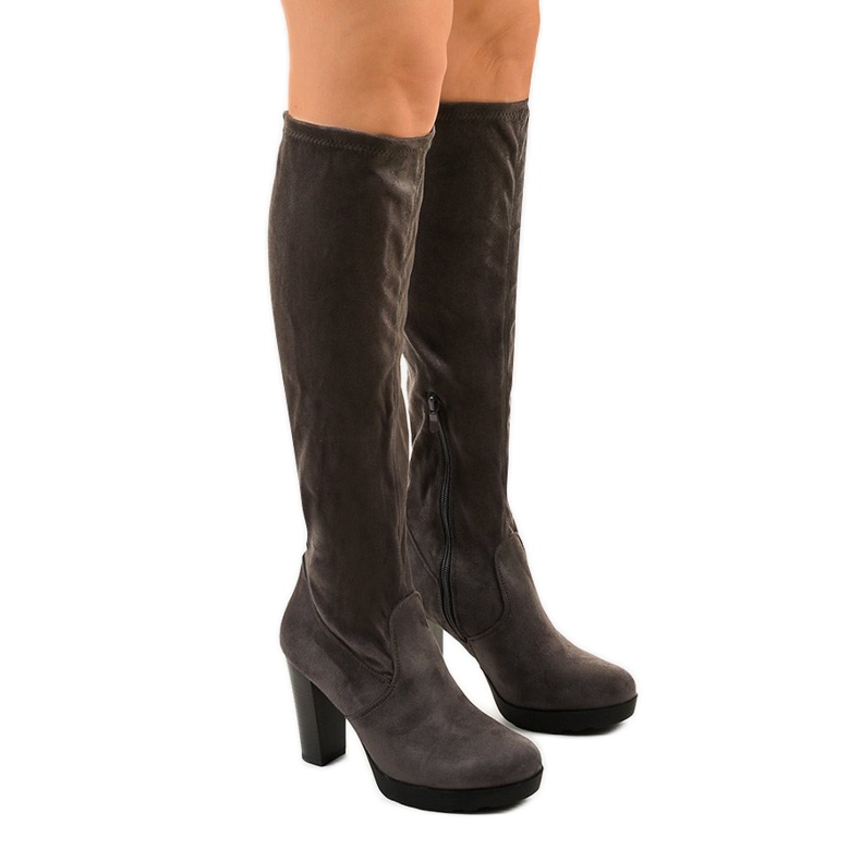 Botas cinza no poste feitas de camurça eco Funnyfreeze