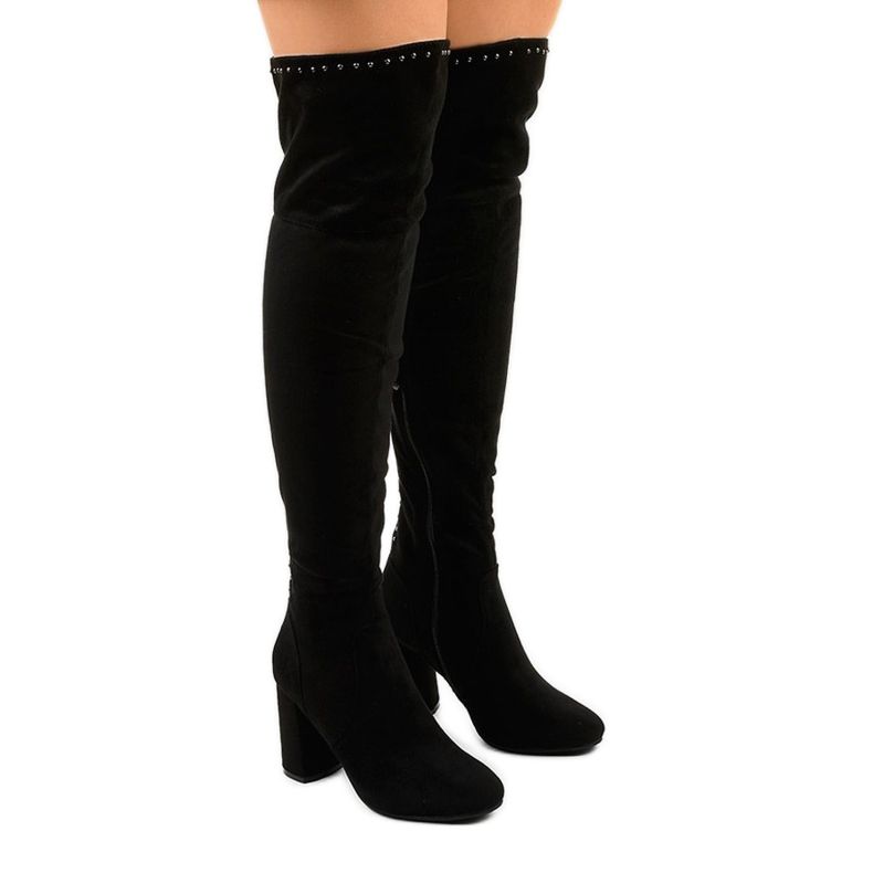 Botas pretas isoladas com uma parte superior de jatos infravermelhos preto