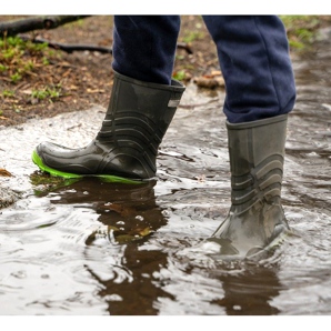 Que tipo de galochas para uma criança para a chuva de outono?