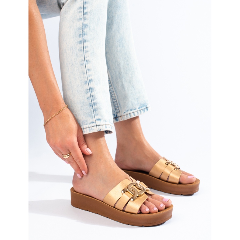 Chinelos plataforma Shelovet dourados de mulher 2