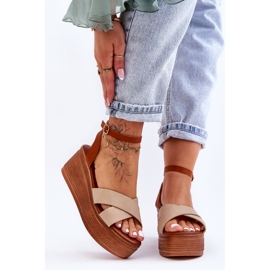 Sandália feminina confortável com cunha marrom-bege Laurie 1