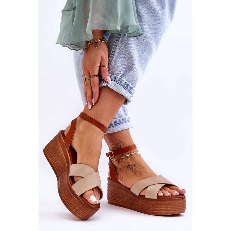 Sandália feminina confortável com cunha marrom-bege Laurie 2