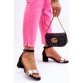 Sandália Layna confortável preta e dourada com salto baixo preto 1