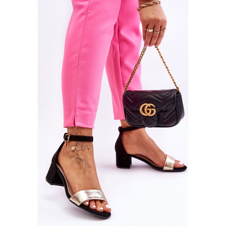 Sandália Layna confortável preta e dourada com salto baixo preto 1