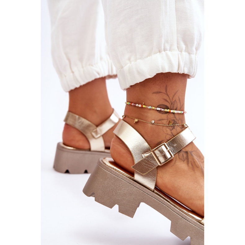 Sandálias femininas de couro com enfeites dourados emori 2