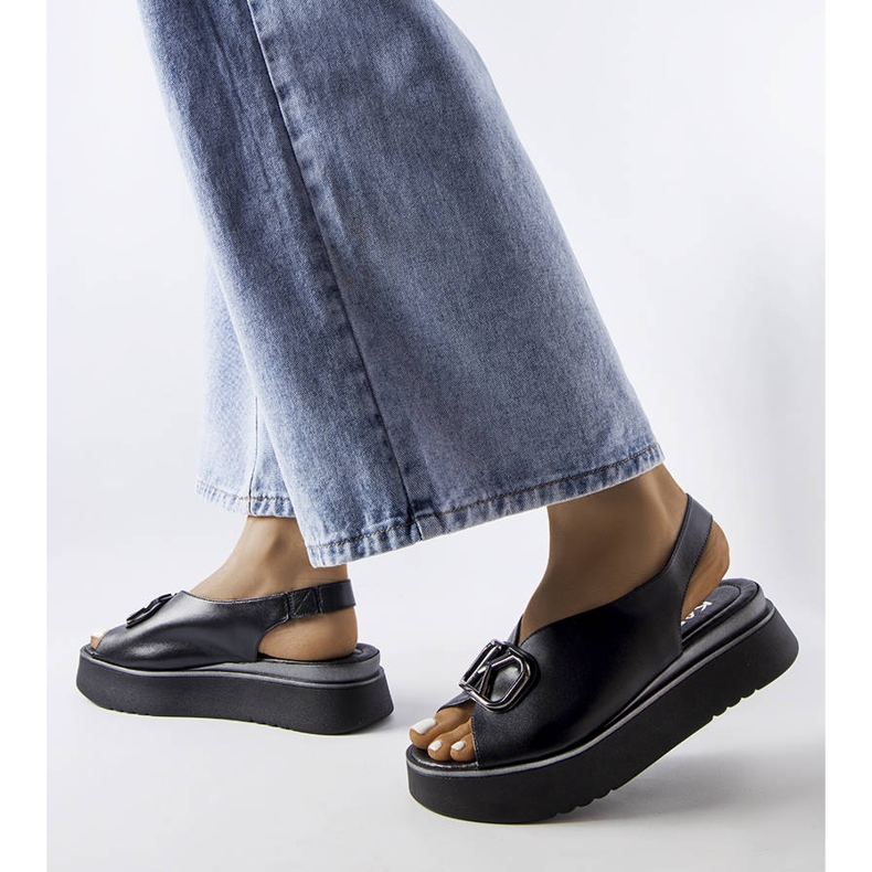 Sandália plataforma preta com enfeites Karino preto 1