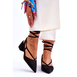 Sapatos de salto baixo Carlotte pretos com nó 1