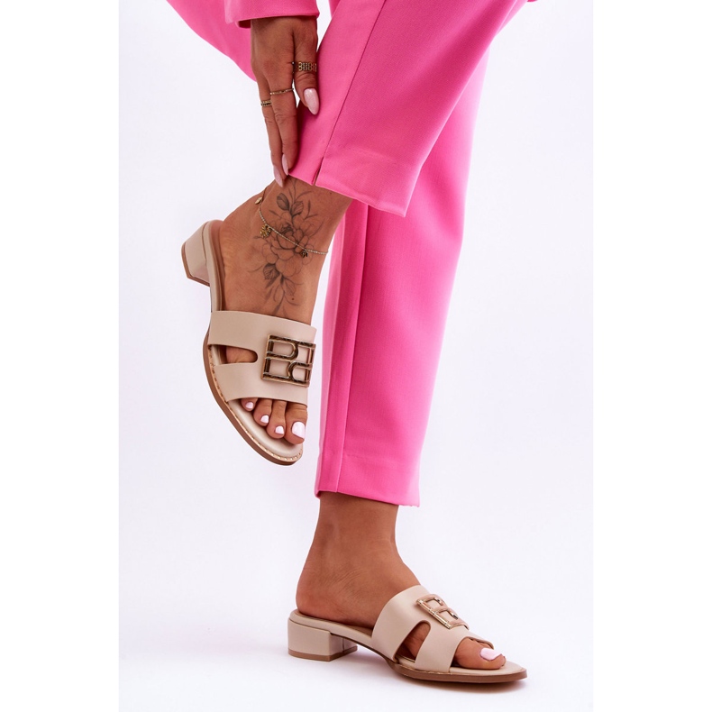 Chinelos femininos elegantes com decoração bege Atlantis 2