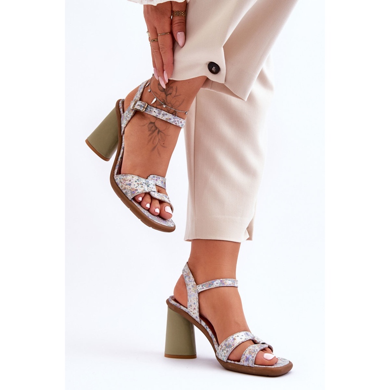 Sandália de couro no salto Maciejka 06029-24 branco-verde 2