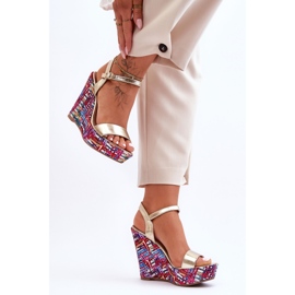 Sandálias femininas em uma cunha colorida Golden Malibu dourado 2