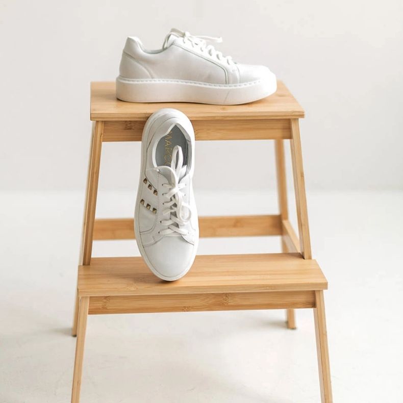 Marco Shoes Tênis leve com tachas douradas branco 1