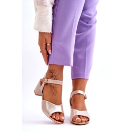 Vinceza Sandálias de couro eco feminino no posto metálico dourado 1