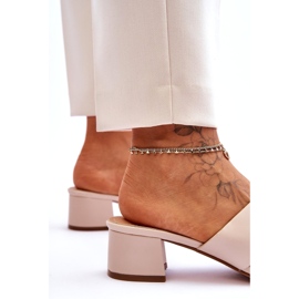 Chinelos clássicos de couro bege com salto baixo 4