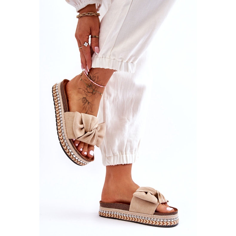 Chinelos Femininos de Camurça com Laço Bege Lauria 3