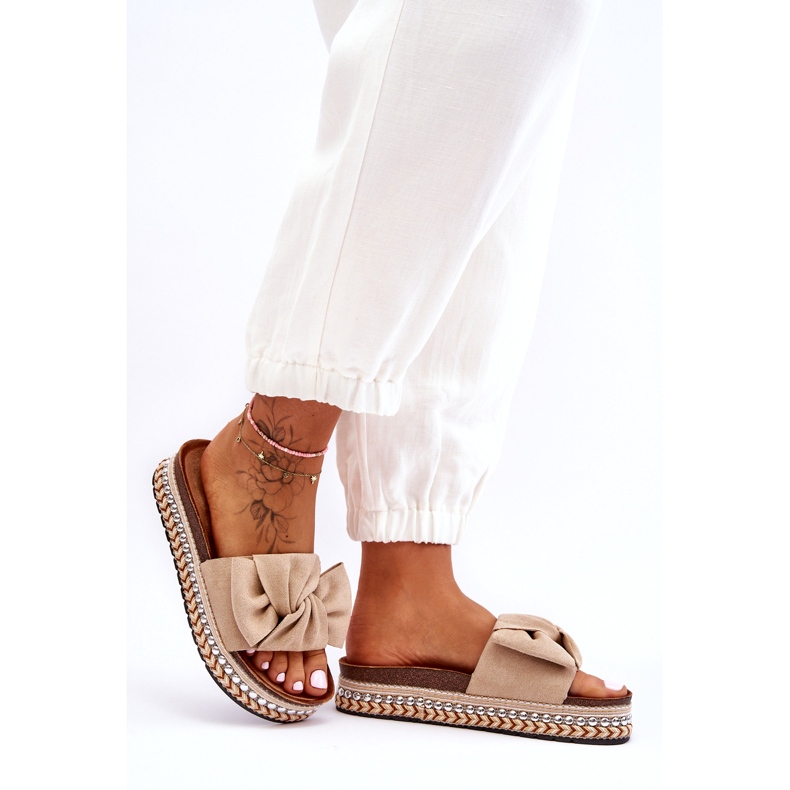 Chinelos Femininos de Camurça com Laço Bege Lauria 5