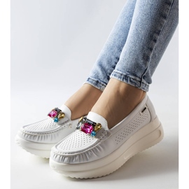 Mocassim branco com cristais Gisella 1