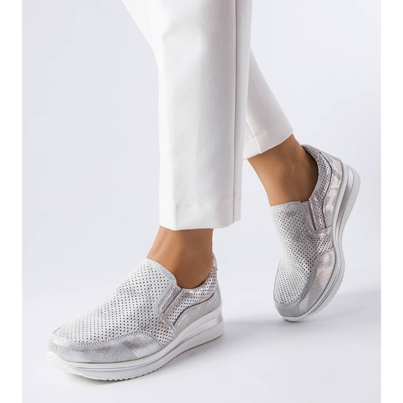 Tênis prateado com cunha com aberturas prata 1