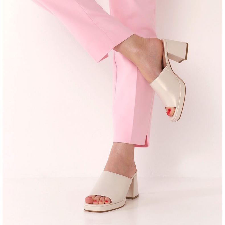 Sandália feminina pérola no poste com elástico Sergio Leone KL322 bege 2