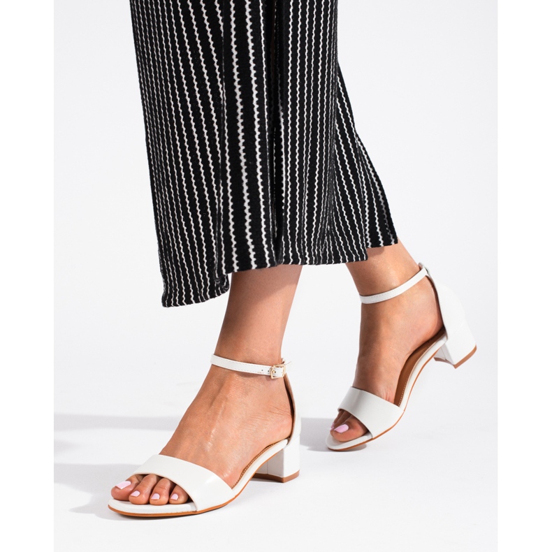 Sandálias clássicas e elegantes de mulher Shelovet de salto baixo branco 1