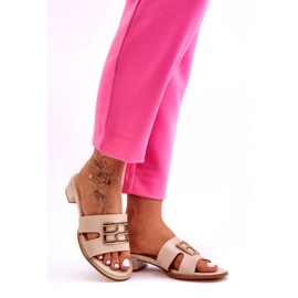 Chinelos femininos elegantes bege com decoração dourada 4