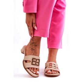 Chinelos femininos elegantes bege com decoração dourada 5