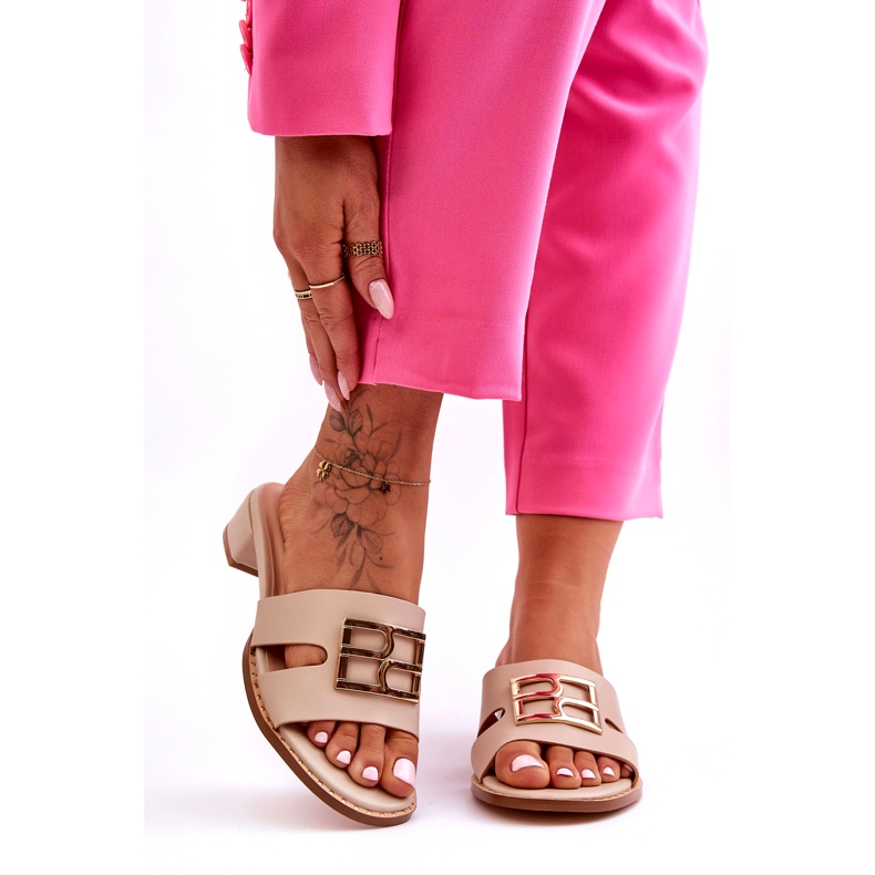 Chinelos femininos elegantes bege com decoração dourada 5