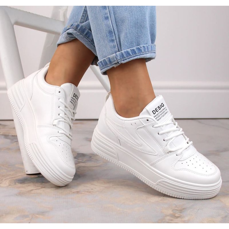 Tênis esportivo branco Vinceza W JAN231 na plataforma 2