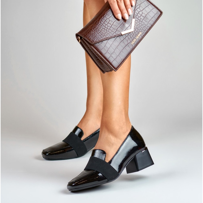 La.Fi Bombas de couro envernizado com salto baixo preto 1