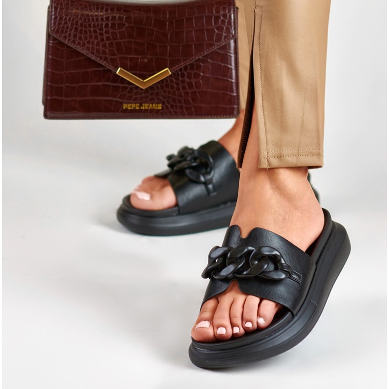 La.Fi Chinelos pretos com uma corrente 1