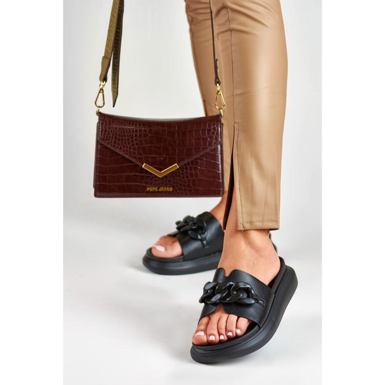 La.Fi Chinelos pretos com uma corrente 2