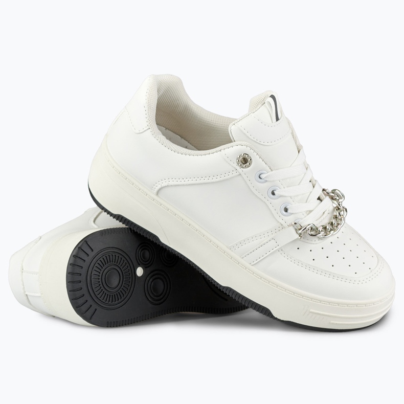 Sapatos esportivos brancos com uma corrente 1