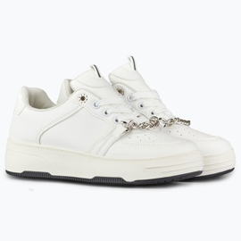 Sapatos esportivos brancos com uma corrente 2