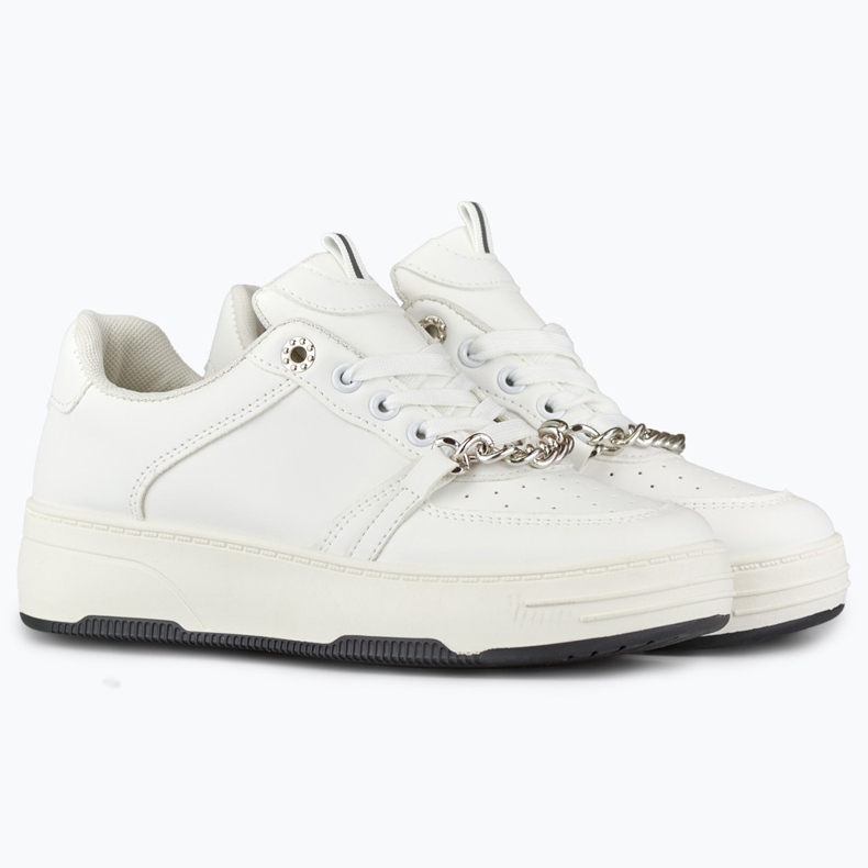 Sapatos esportivos brancos com uma corrente 2 Sapatos esportivos brancos com uma corrente 2