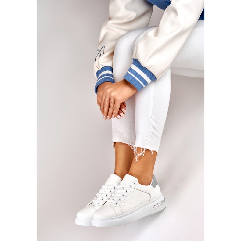 Tênis esportivo branco com decoração 1