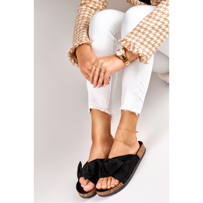 Chinelos pretos clássicos com laço 2