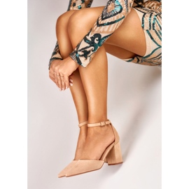 Sapatilha bege em poste amarrado no tornozelo 1